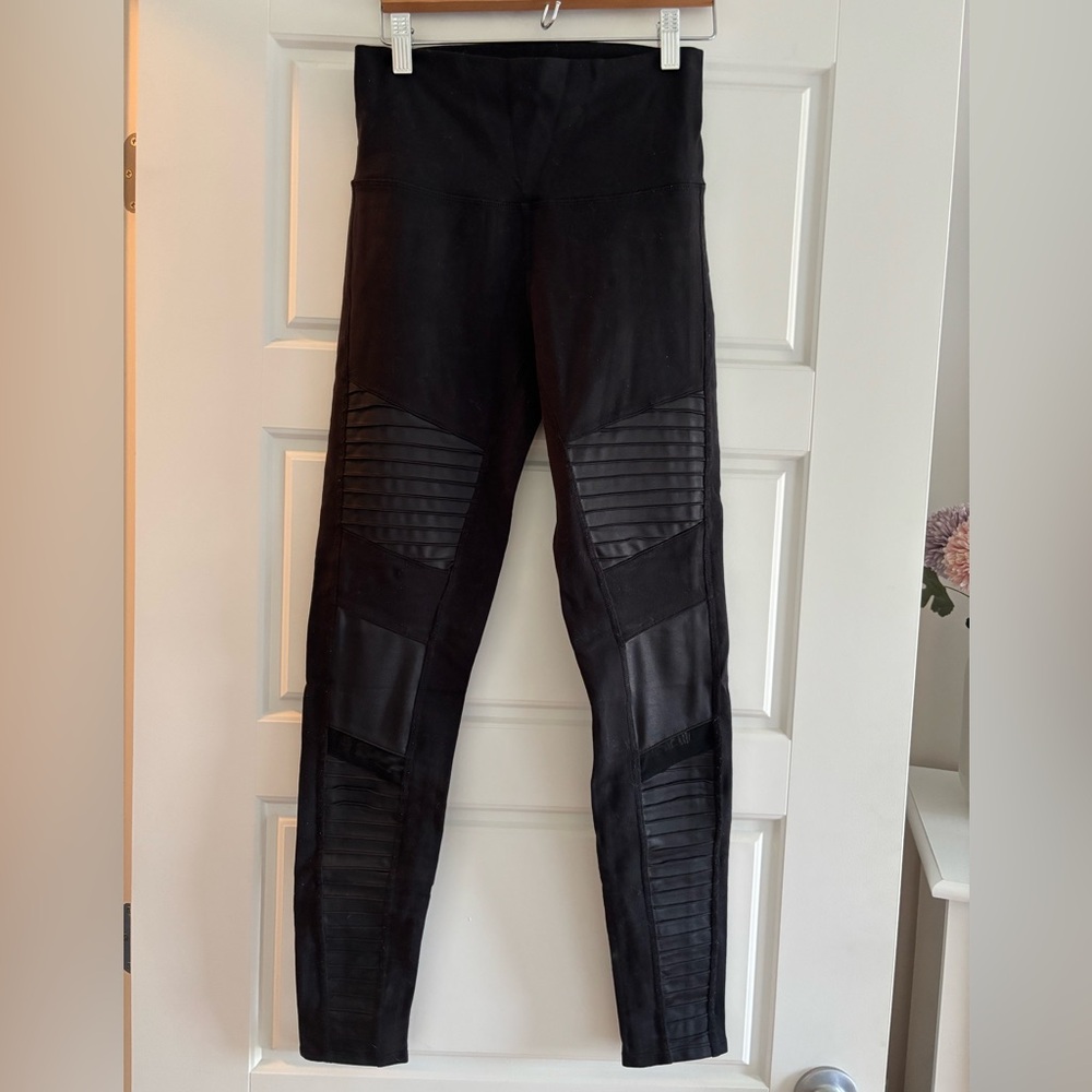 PRE-OWNED ALO Yoga High-Waist Moto Leggings | Black/Glossy | M